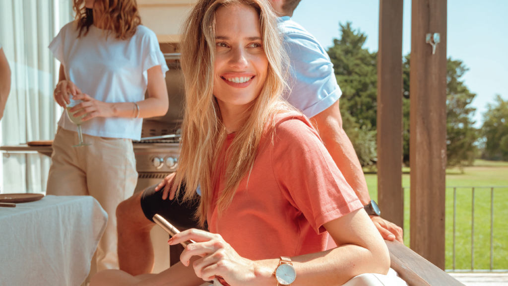 Woman holding IQOS