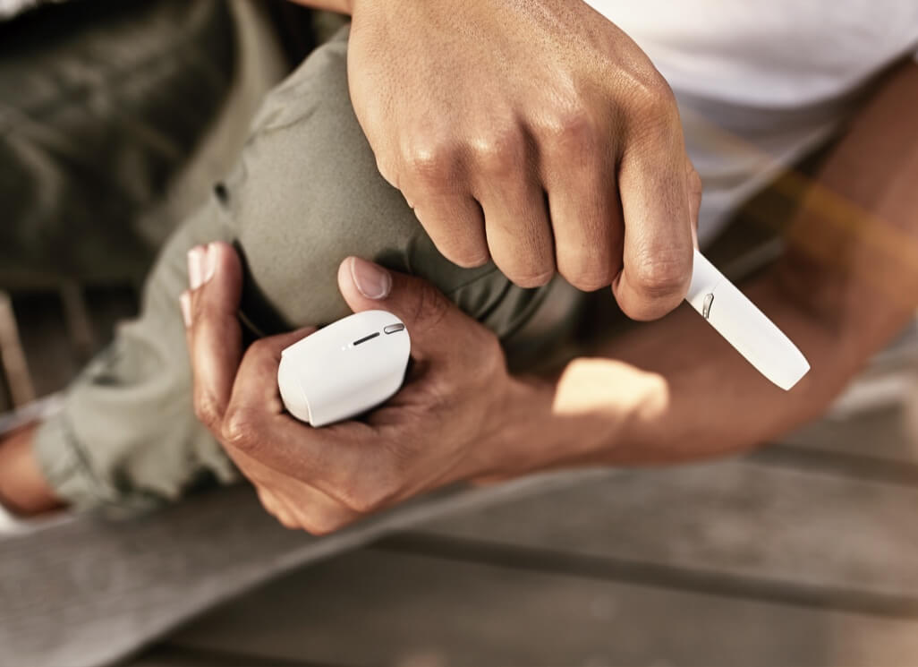 Man holding IQOS