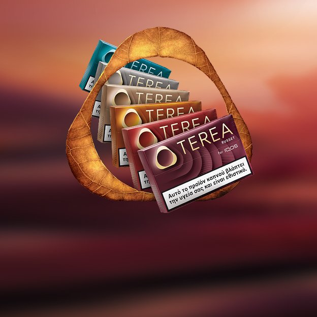 6 πακέτα TEREA και το logo του  IQOS σε σκούρο καφέ φόντο
