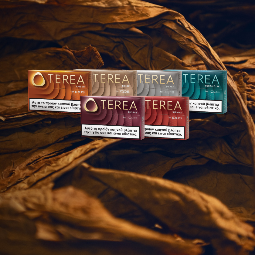6 πακέτα ράβδων καπνού TEREA σε καφέ φόντο με μοτίβο.