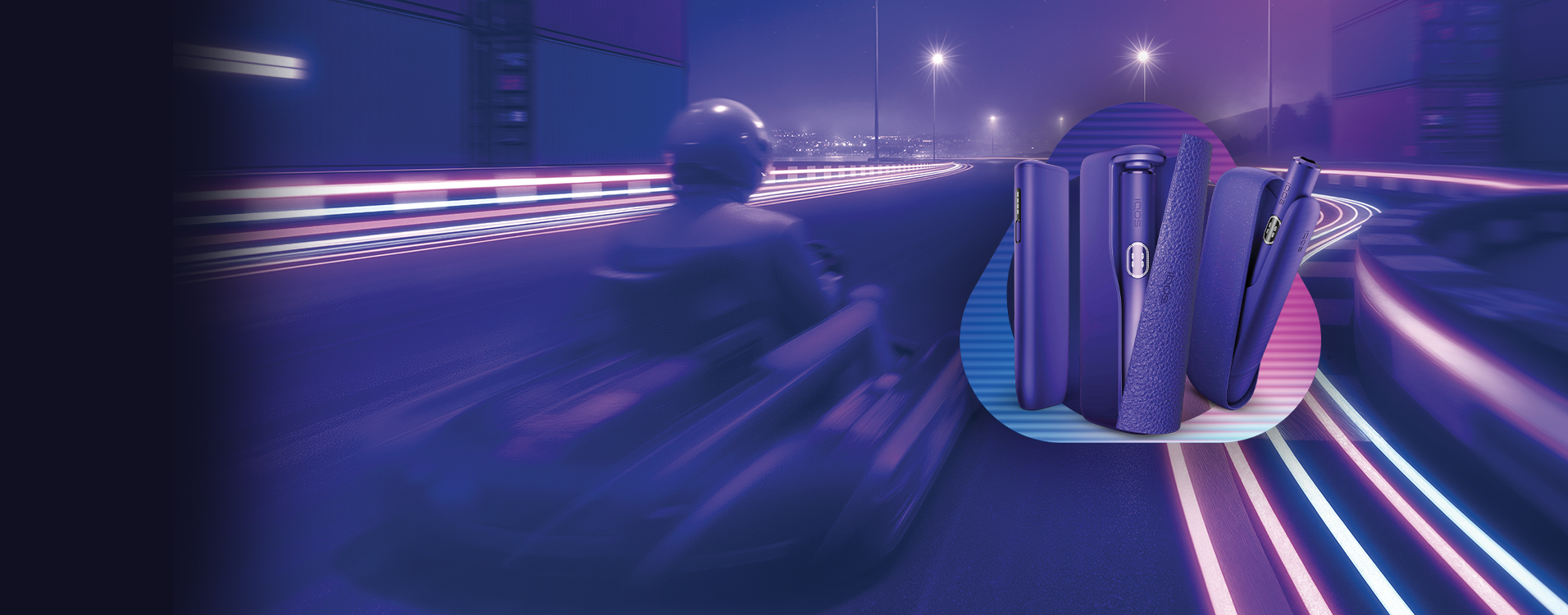 Οι 3 συσκευές, της σειράς IQOS ILUMA i, σε χρώμα Electric Purple, με φόντο μία πίστα με neon φωτισμούς και έναν οδηγό καρτ, σε αποχρώσεις του μωβ.