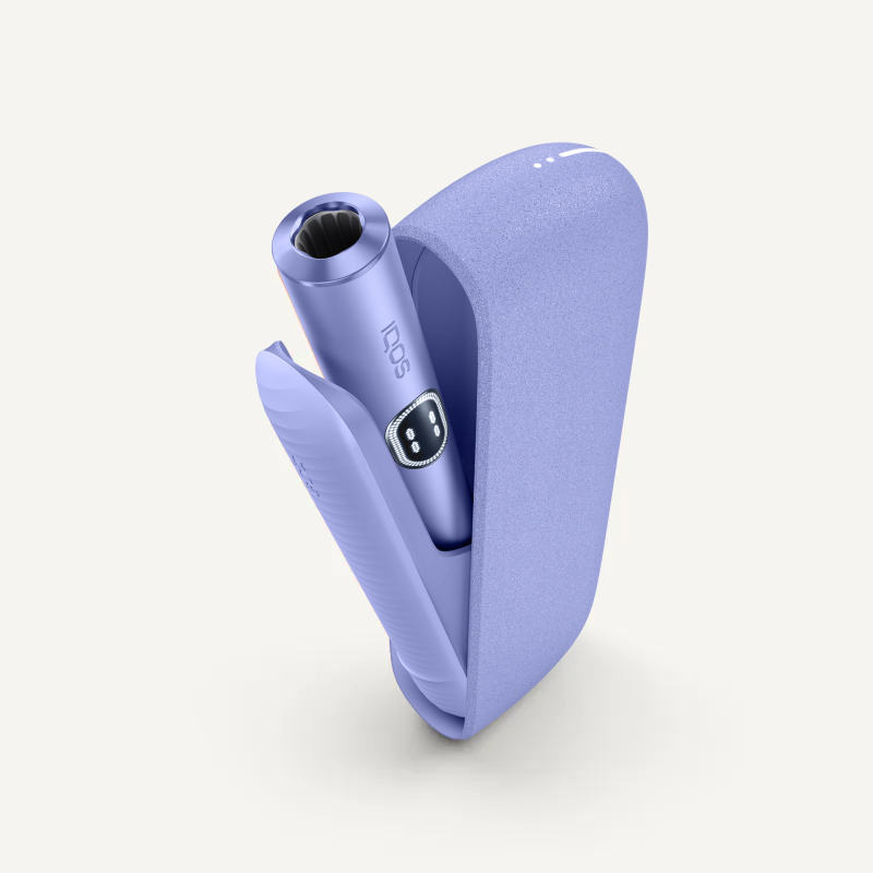 Συσκευή IQOS ILUMA i σε χρώμα Terracotta πάνω από τον φορτιστή της