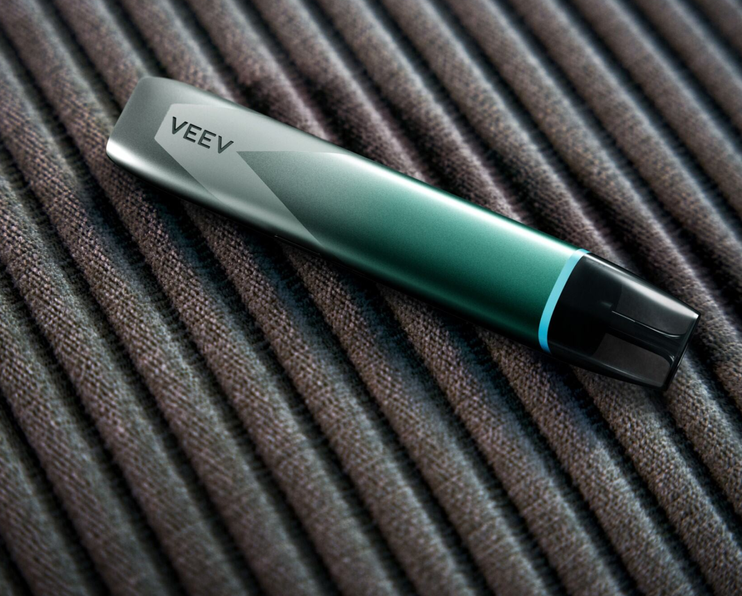 VEEV inPRIME σε Malachite Green χρώμα πάνω σε μαύρη επιφάνεια.
