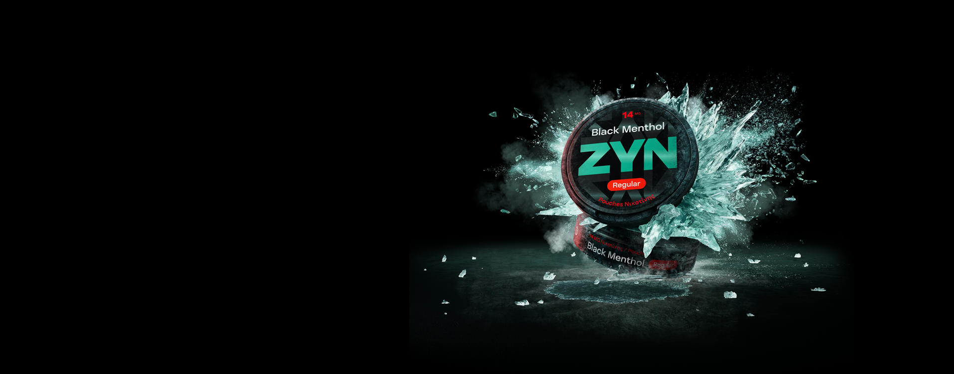 Το ZYN Black Menthol 14mg σε μαύρο φόντο, με θραύσματα πάγου και παγωμένο εφέ να εκρήγνυνται γύρω του.