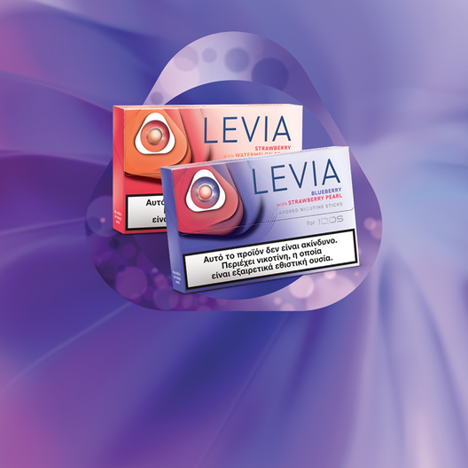 Δύο πακέτα LEVIA Pearls κυκλωμένα από το λογότυπο IQOS με φόντο τοπίο με ηλιοβασίλεμα