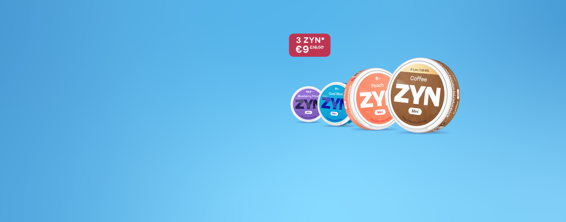 Τέσσερα ZYN cans, Coffee 1.5mg, Peach 6mg, Cool Mint 11mg και Blueberry Frost 13.5 mg σε γαλάζιο φόντο με προσφοράς 3 ZYN €9 από €16.50.