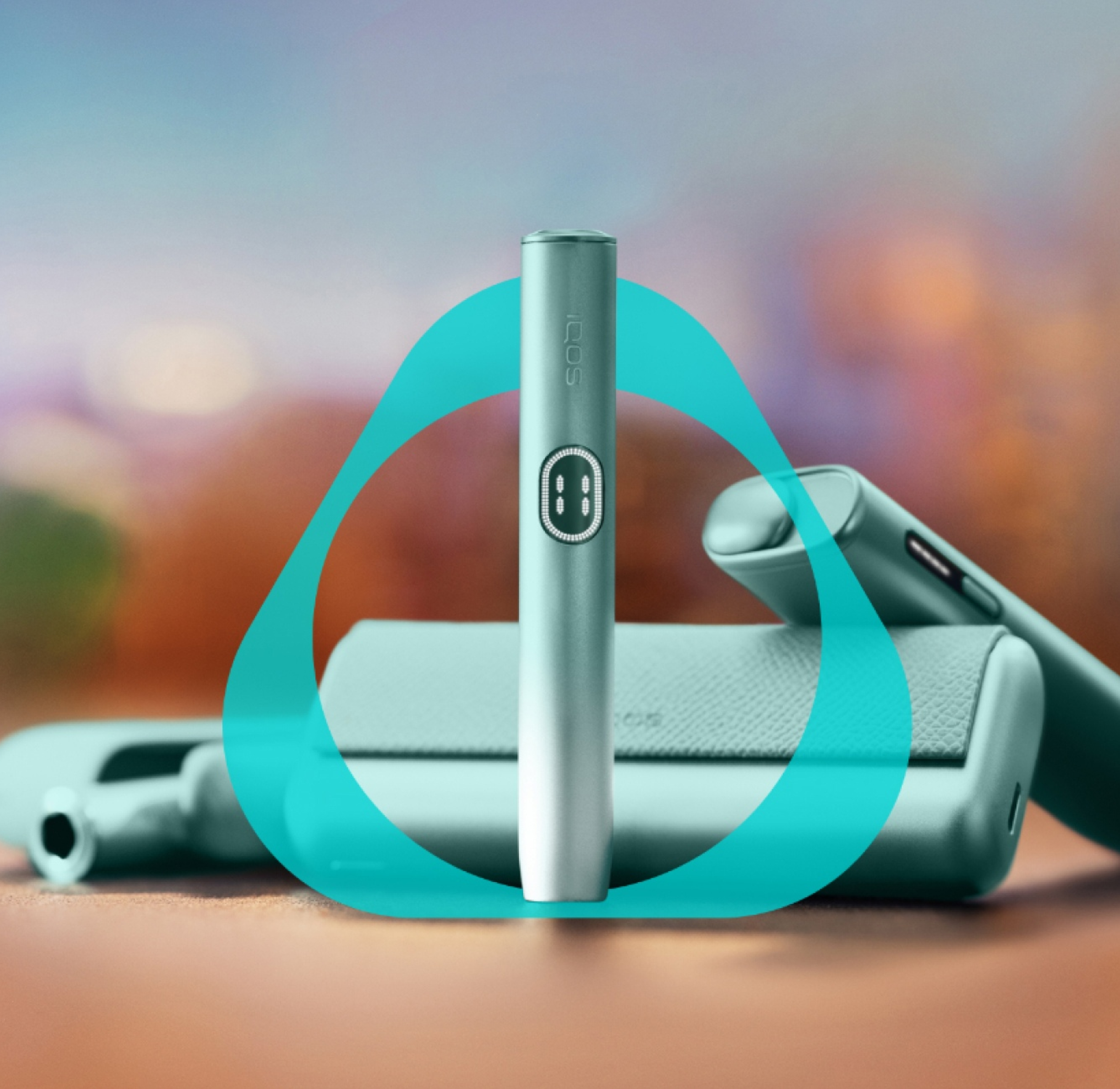 Συσκευές IQOS ILUMA i PRIME, IQOS ILUMA i and IQOS ILUMA i ONE σε χρώμα Breeze Blue, με το logo IQOS