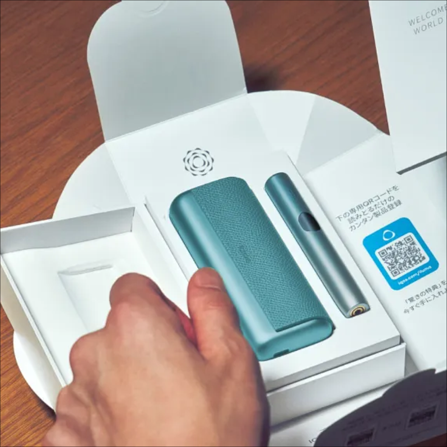 IQOS ILUMA i συσκευή στο κουτί της.