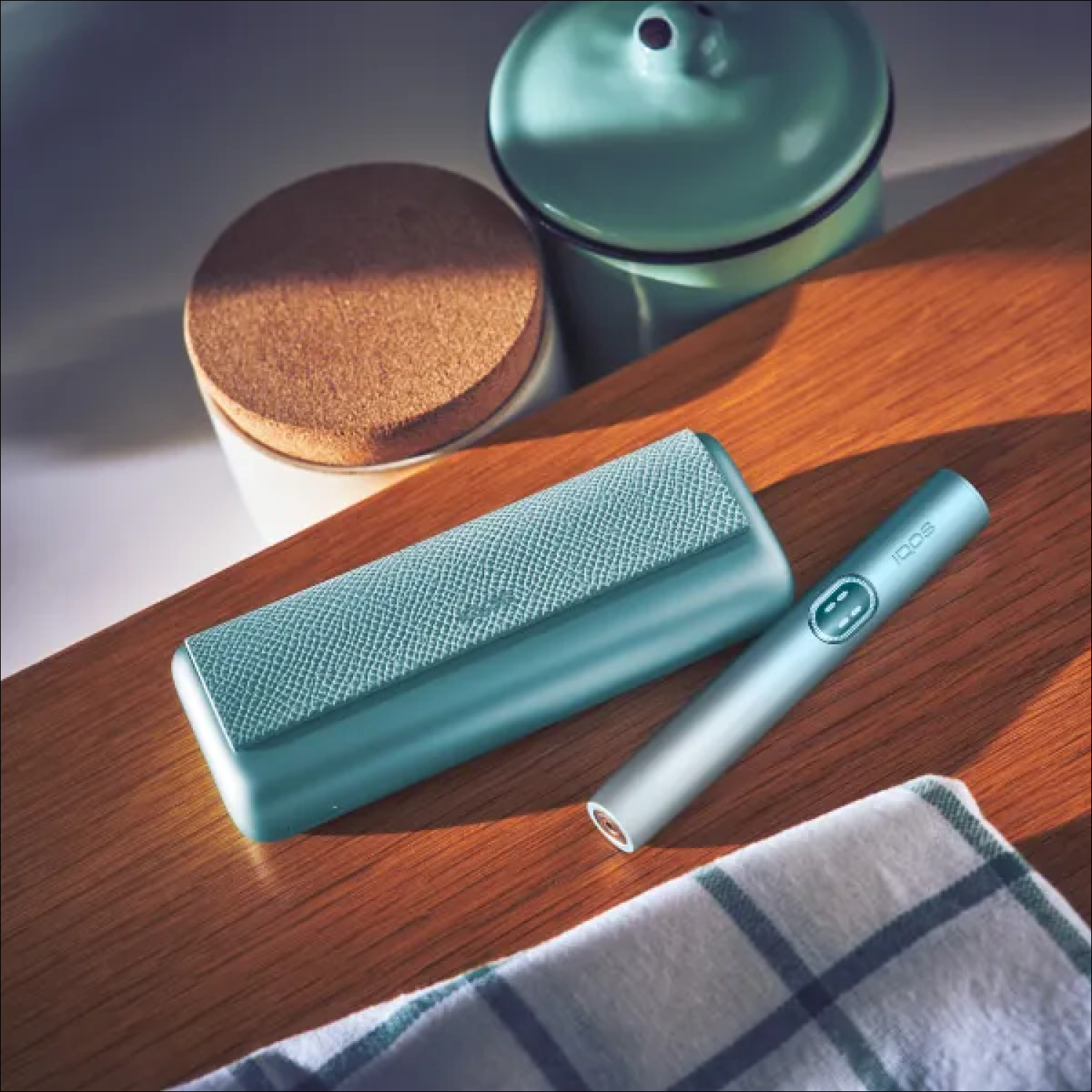 IQOS ILUMA i PRIME συσκευή πάνω σε ένα τραπέζι.