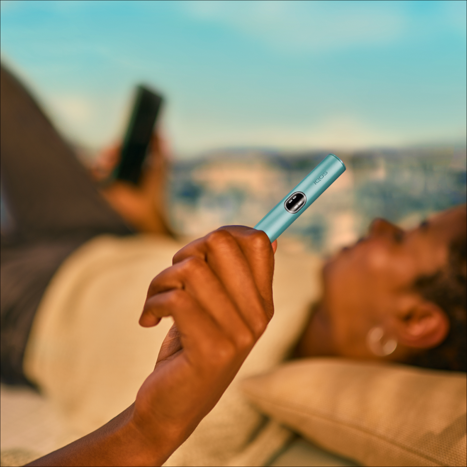 IQOS ILUMA i PRIME συσκευή πάνω σε ένα τραπέζι.