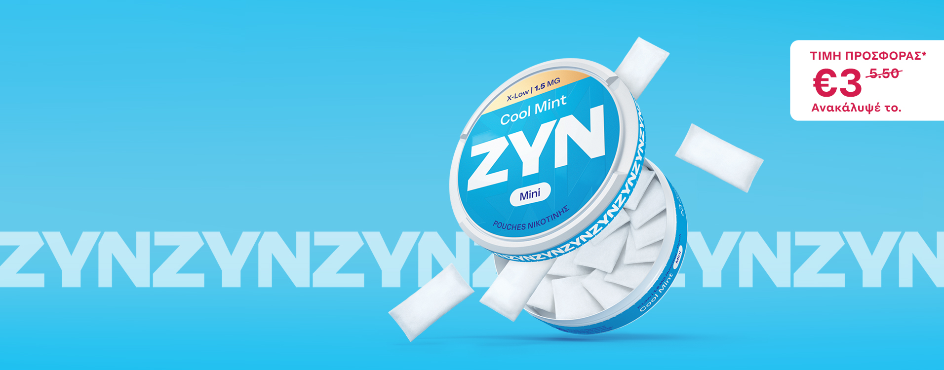 Ένα ανοικτό κουτί ZYN X-Low Cool Mint 1.5 mg, μέσα από το οποίο βγαίνουν  pouches νικοτίνης, σε γαλάζιο φόντο με το λογότυπο ΖΥΝ