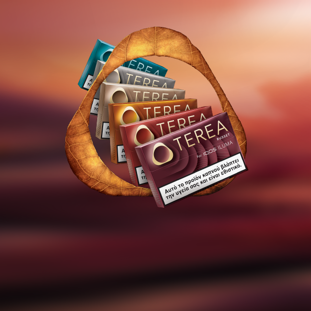 6 πακέτα TEREA και το logo του  IQOS σε σκούρο καφέ φόντο