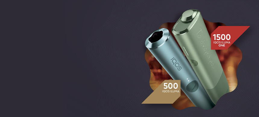 Η εικόνα δείχνει μια συσκευή IQOS ILUMA ONE και μια συσκευή IQOS ILUMA. Η συσκευή σε πράσινο χρώμα έχει μια κόκκινη ετικέτα που γράφει "1500 IQOS ILUMA ONE." Η μπλε συσκευή έχει την επιγραφή "IQOS" και μια καφέ ετικέτα που γράφει "500 IQOS ILUMA."