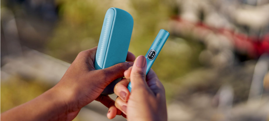 Hands holding an IQOS ILUMA i