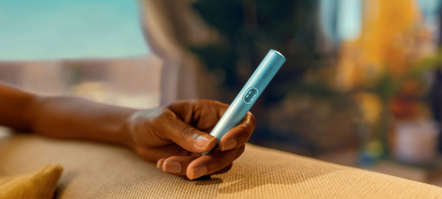 Hand holding IQOS ILUMA i Prime Breeze Blue