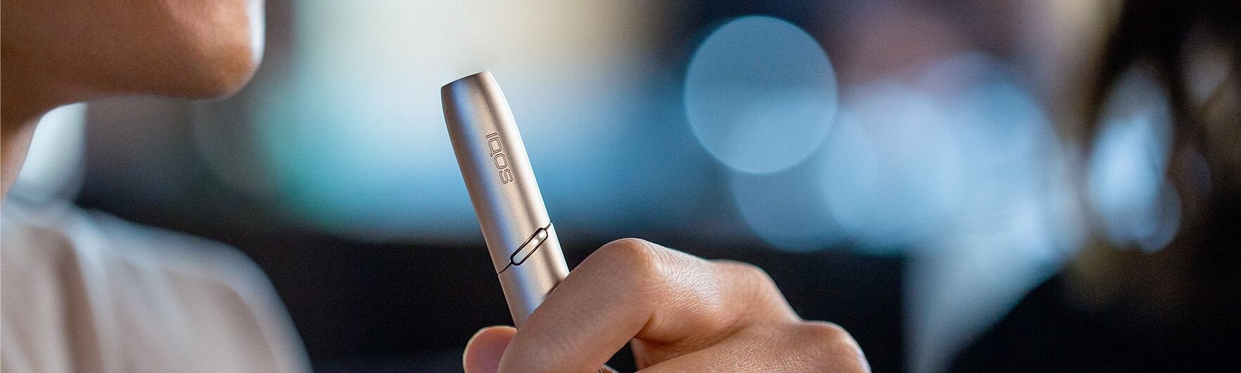 αντρικό χέρι κρατά IQOS 3 DUO Warm White αντρικό χέρι κρατά IQOS 3 DUO Warm White