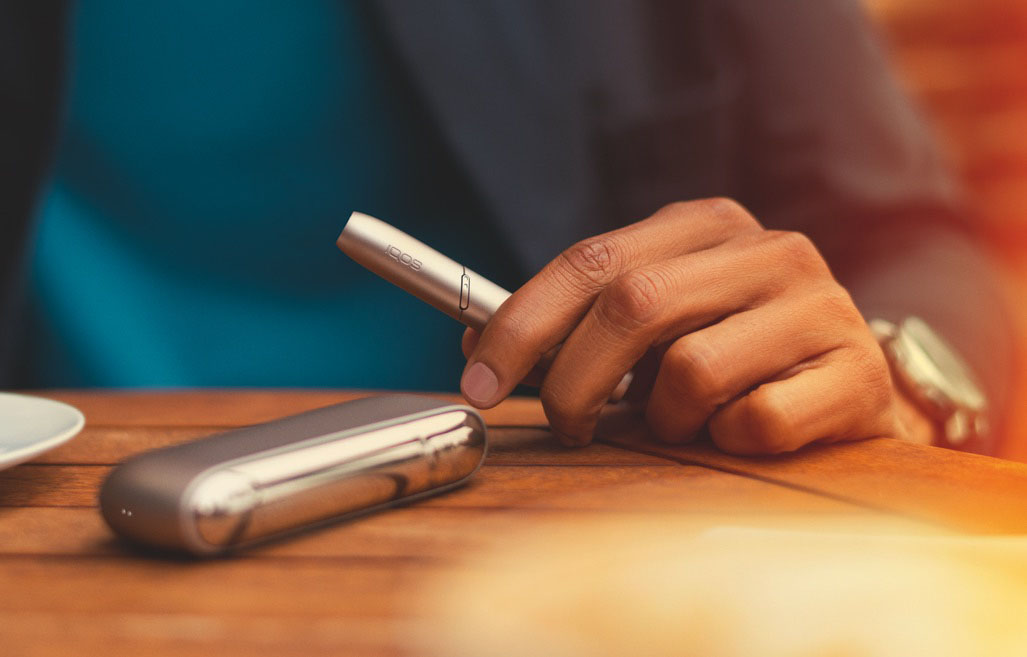 Man holding IQOS