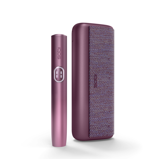 Η συσκευή IQOS ILUMA i PRIME σε χρώμα Garnet Red και ο φορτιστής της