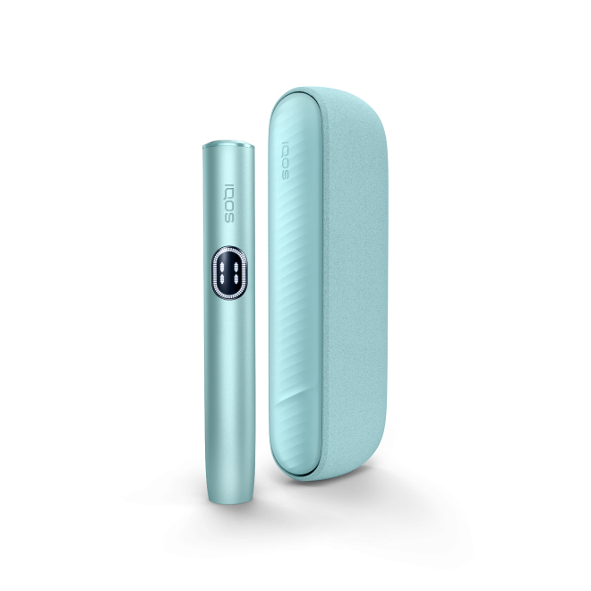 IQOS ILUMA i συσκευή και ο φορτιστής της σε χρώμα Breeze Blue, σε όρθια θέση