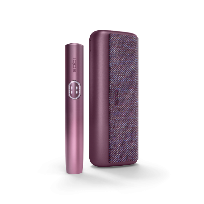 Συσκευή IQOS ILUMA i PRIME και ο φορτιστής της σε χρώμα Garnet Red