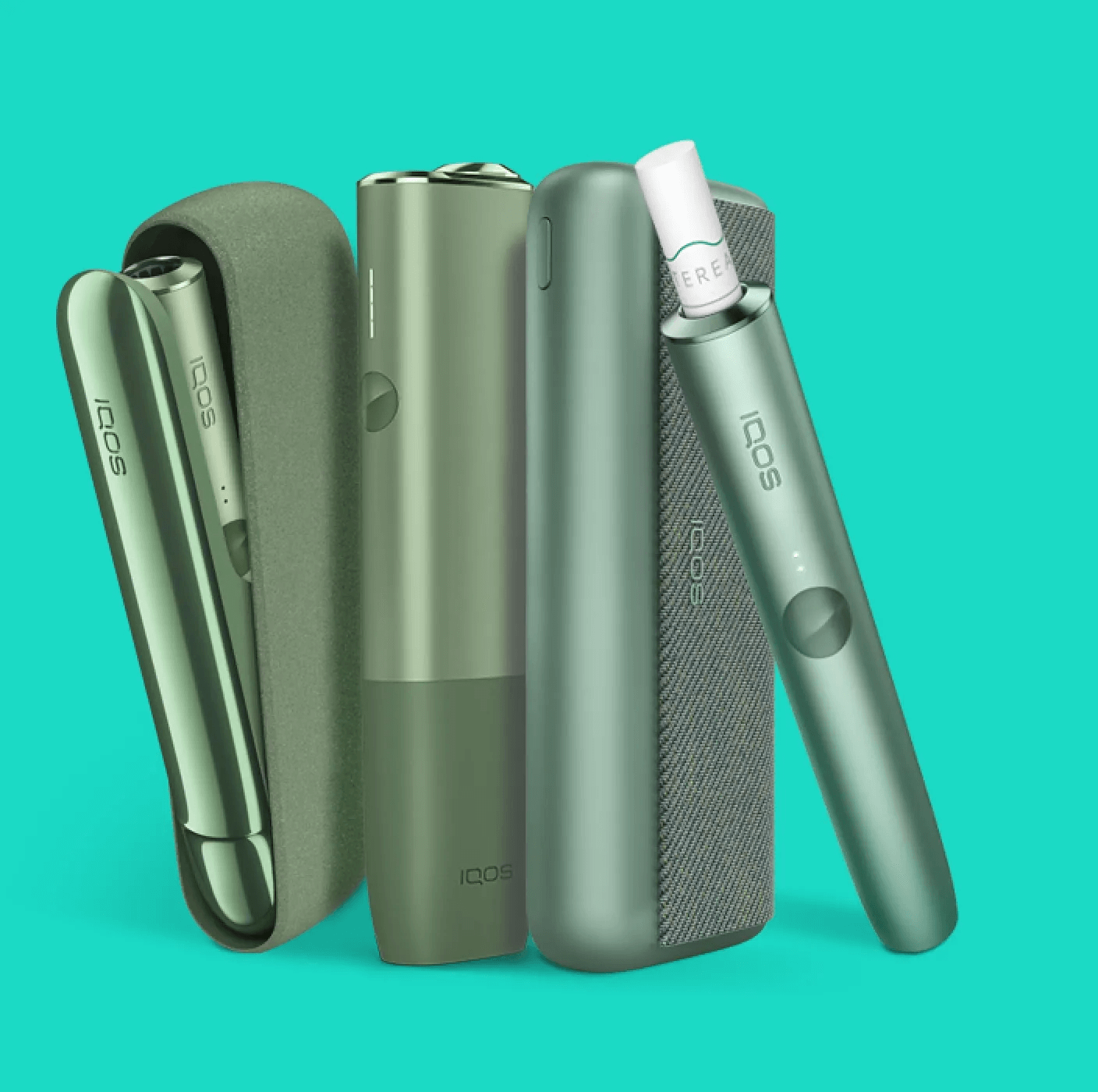 Μία βάση IQOS ILUMA PRIME jade green και ίδιου χρώματος συσκευή με τοποθετημένη ράβδο καπνού TEREA.