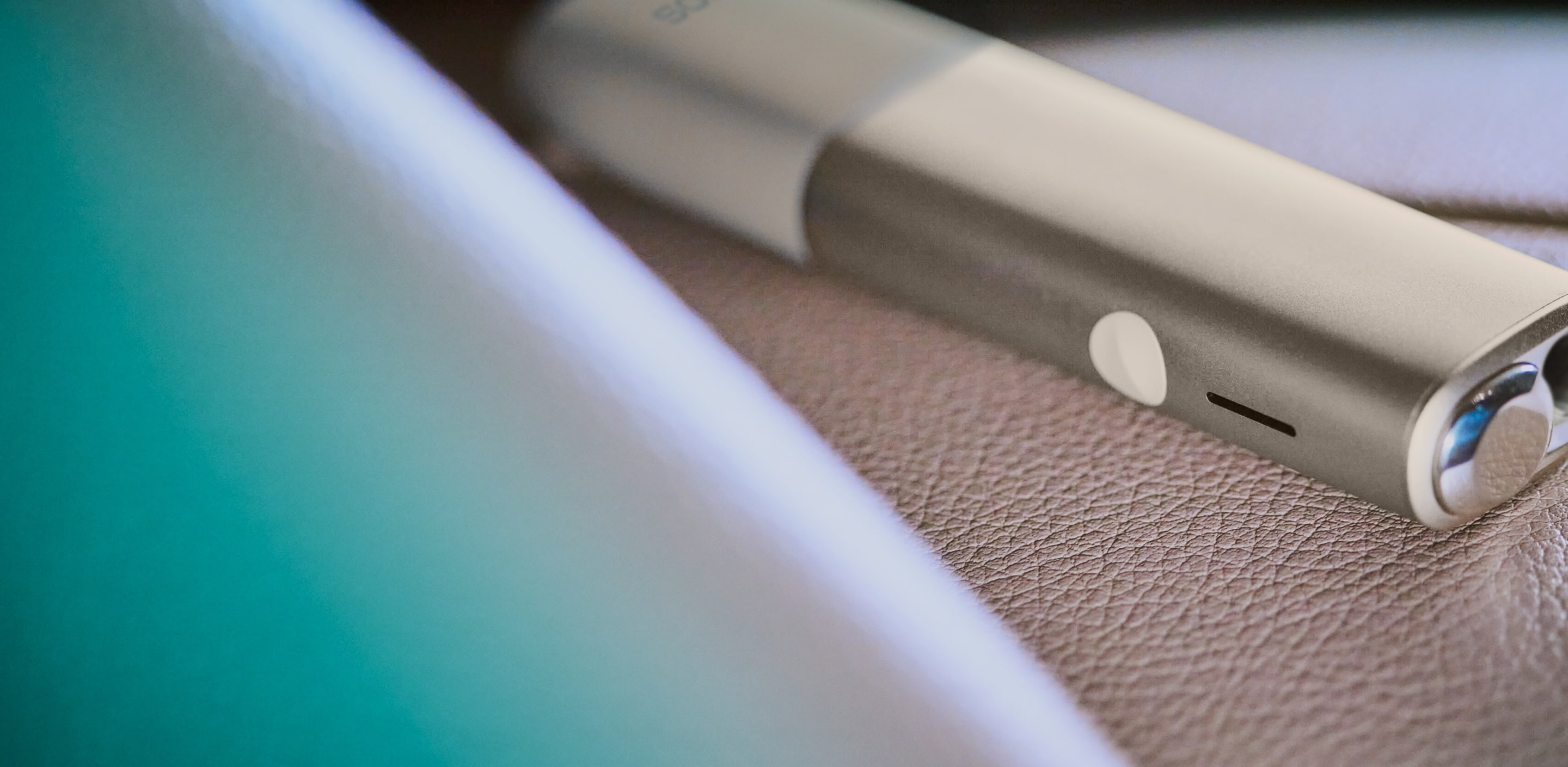 Ένα IQOS ILUMA ONE σε δερμάτινη επιφάνεια.