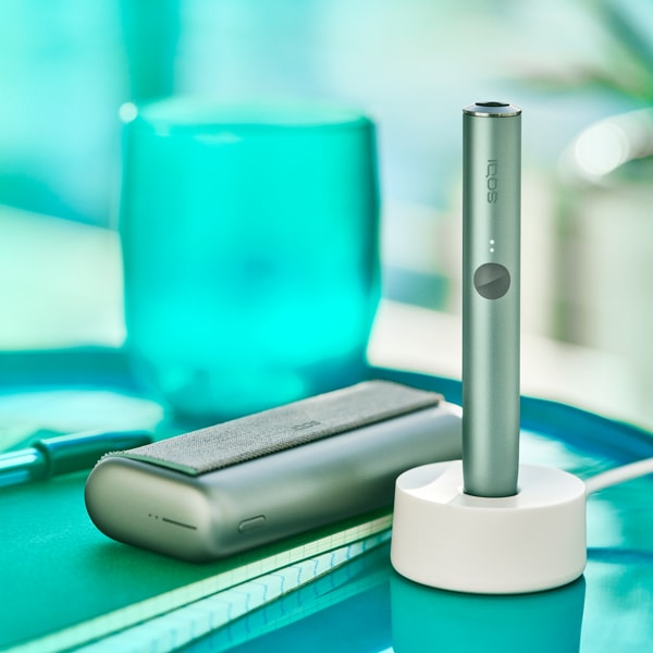 Βάση IQOS ILUMA PRIME σε χρώμα Jade Green σε dock φόρτισης.