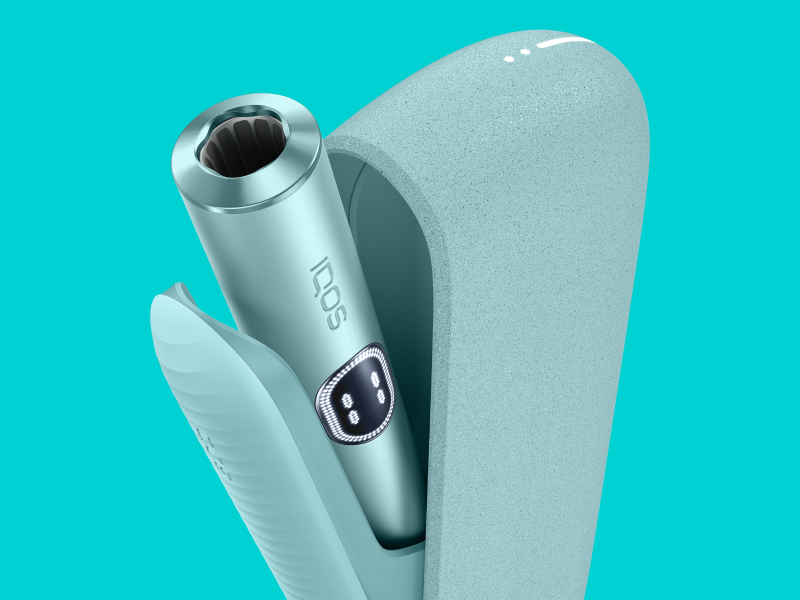 Blue IQOS ILUMA i PRIME on a light turquoise background