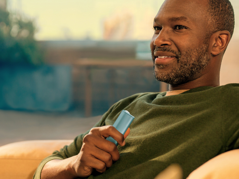 Man holding an IQOS ILUMA i ONE device