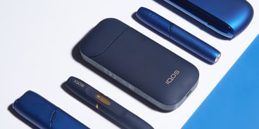 Μια σειρά από μπλε IQOS συσκευές: IQOS 3 DUO, IQOS 3 MULTI και IQOS 2.4 PLUS.