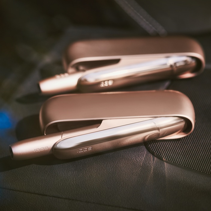 δύο συσκευές IQOS 3 DUO σε χρυσό χρώμα