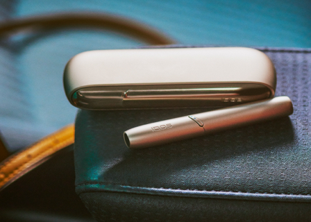 Βάση χρυσού IQOS 3 DUO, φορτιστής και δερμάτινο πορτοφόλι
