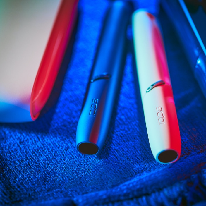 Μπλε και λευκή βάση IQOS 3 DUO