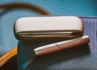 IQOS 3 DUO device on a surface