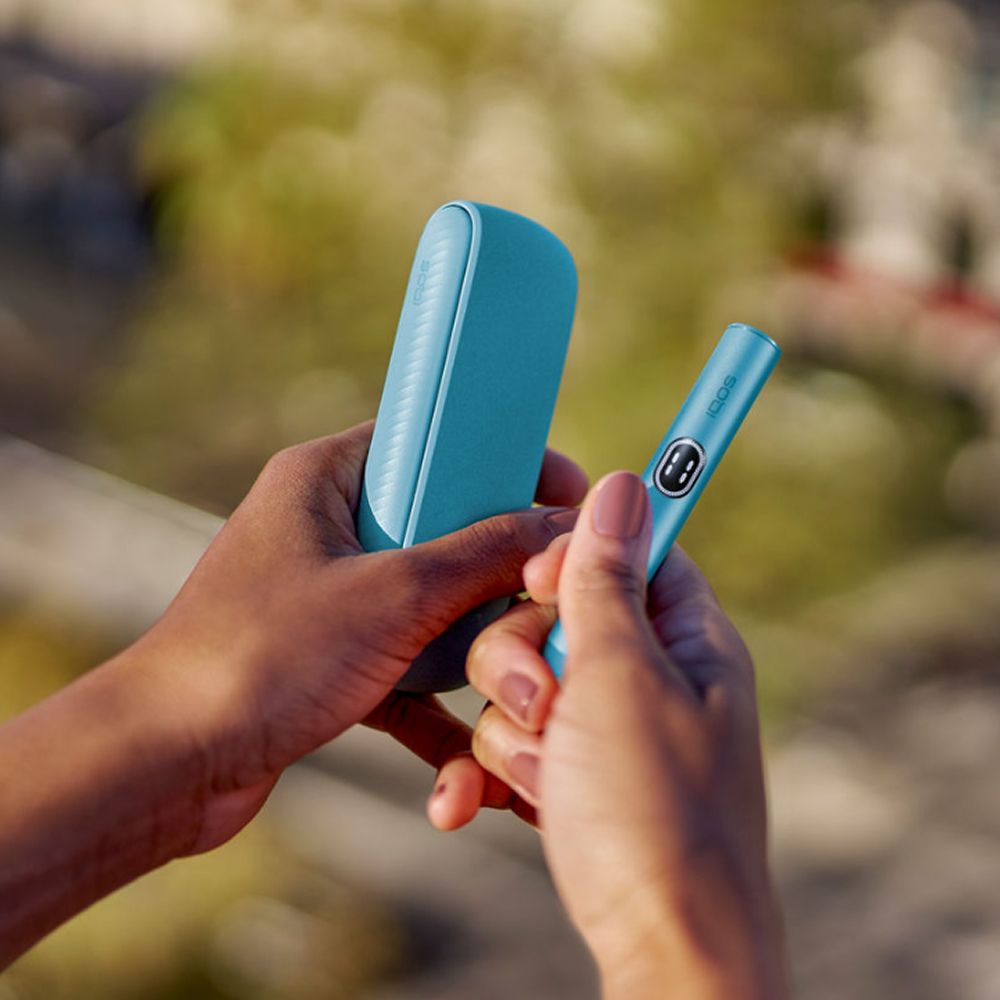 Hands holding an IQOS ILUMA i Hands holding an IQOS ILUMA i