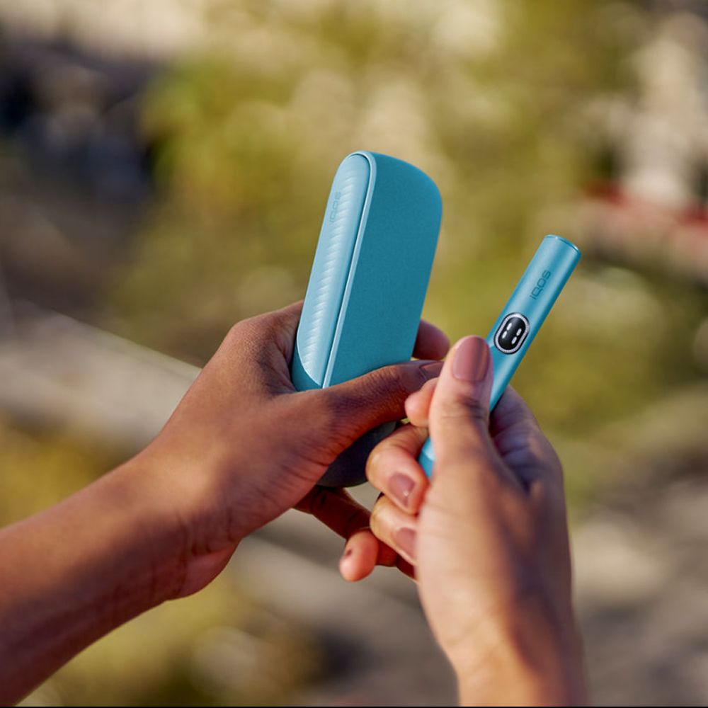 Γυναίκα κρατάει IQOS ILUMA i Breeze Blue Γυναίκα κρατάει IQOS ILUMA i Breeze Blue