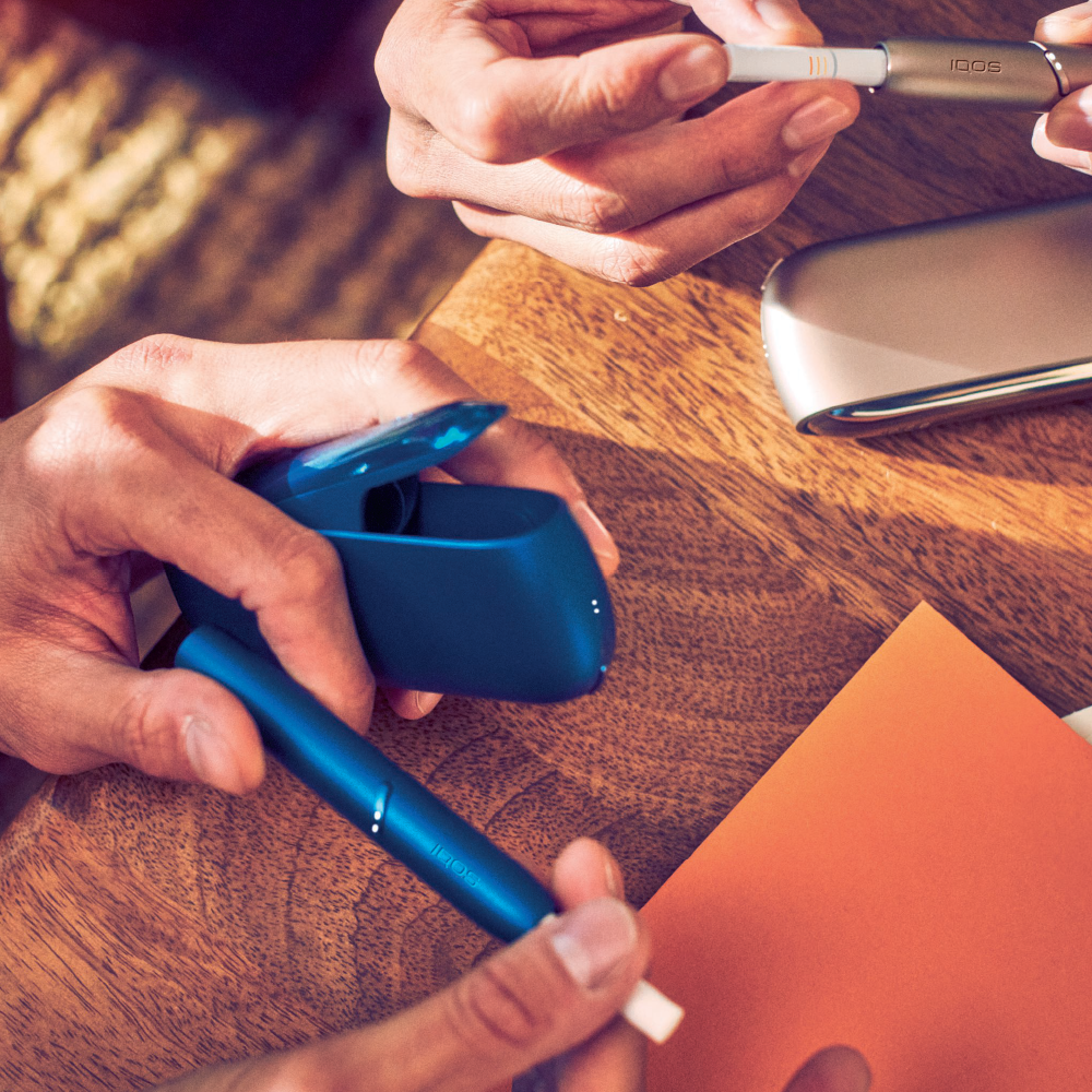 άνθρωποι κρατούν IQOS 3 DUO Gold και Stellar Blue άνθρωποι κρατούν IQOS 3 DUO Gold και Stellar Blue