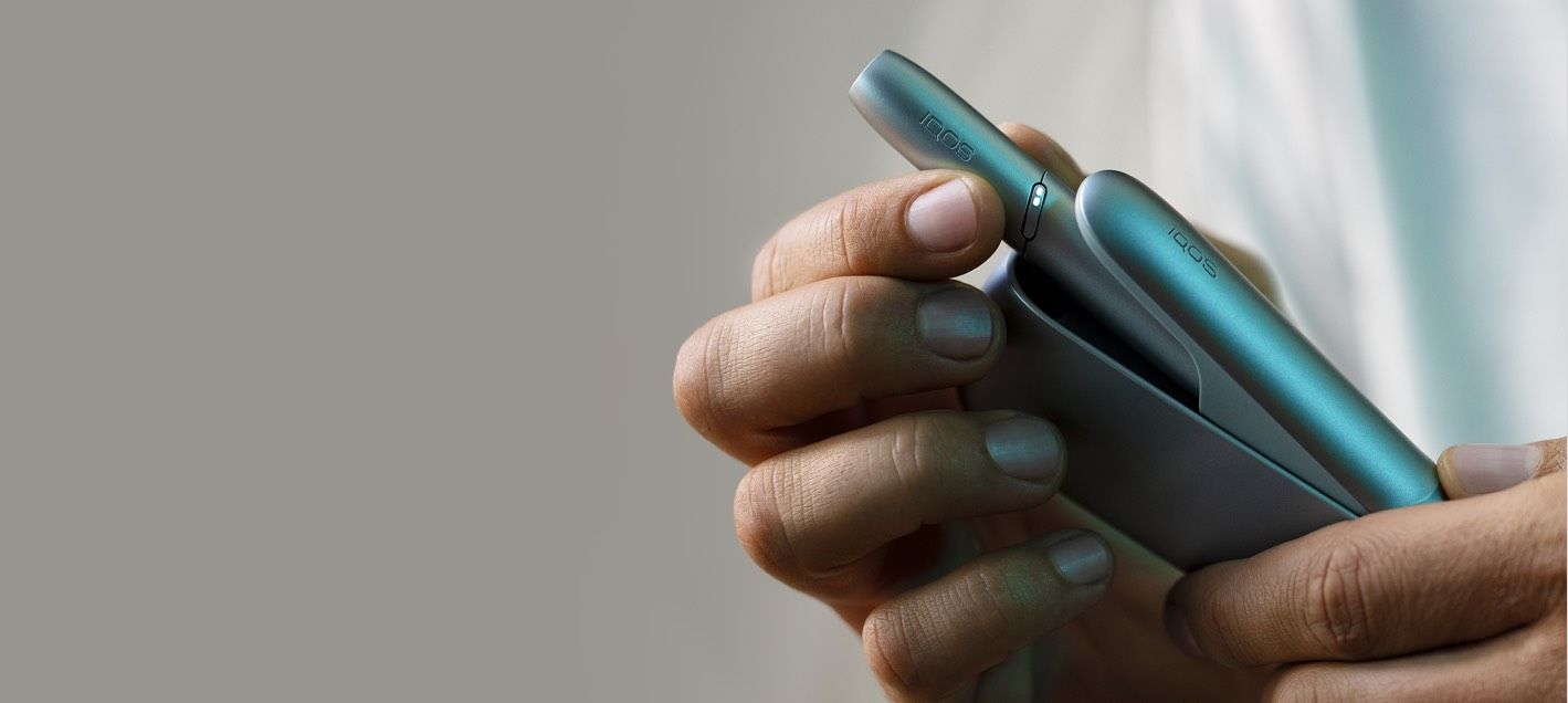 γυναίκα κρατάει IQOS 3 DUO Συλλεκτική Έκδοση Lucid Teal γυναίκα κρατάει IQOS 3 DUO Συλλεκτική Έκδοση Lucid Teal