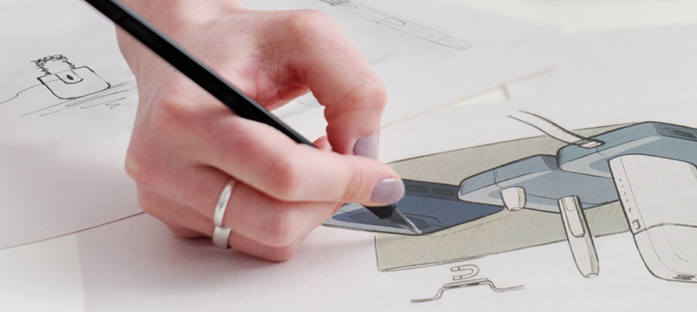 γυναικείο χέρι σχεδιάζει συσκευή IQOS πάνω σε βάση φόρτισης