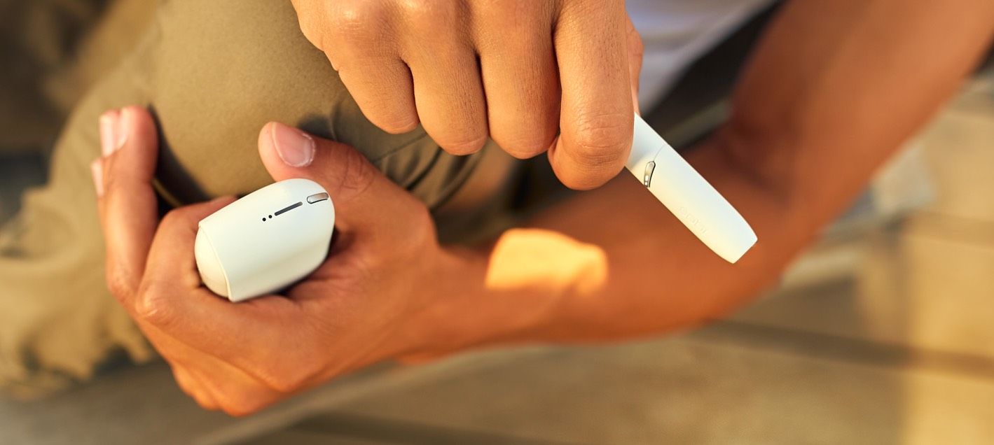 αντρικό χέρι κρατάει IQOS 3 DUO Kit αντρικό χέρι κρατάει IQOS 3 DUO Kit