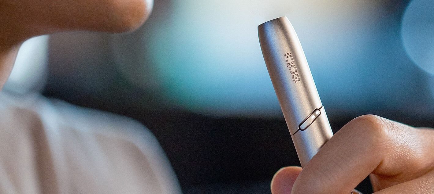 male hand holding IQOS 3 DUO Warm White male hand holding IQOS 3 DUO Warm White