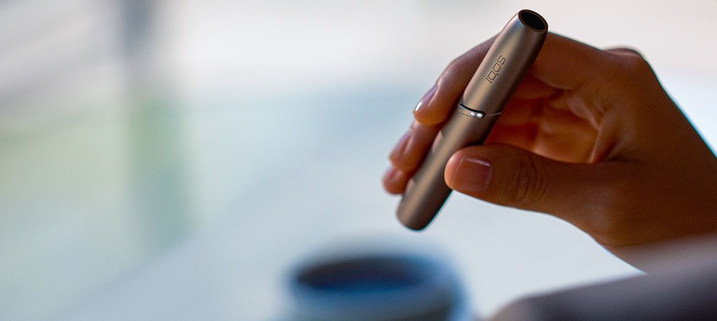χέρι κρατάει βάση IQOS 3 DUO χέρι κρατάει βάση IQOS 3 DUO