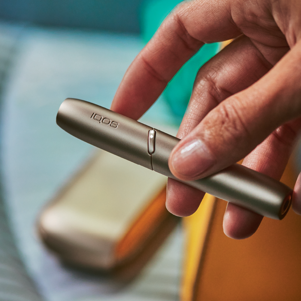man holds IQOS 3 DUO man holds IQOS 3 DUO