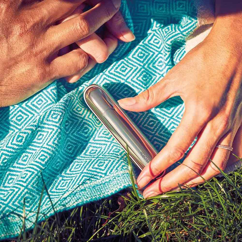 hand holding a gold IQOS 3 DUO hand holding a gold IQOS 3 DUO