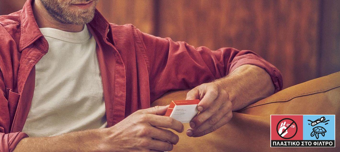 άντρας κρατάει πακέτο HEETS Amber Selection άντρας κρατάει πακέτο HEETS Amber Selection