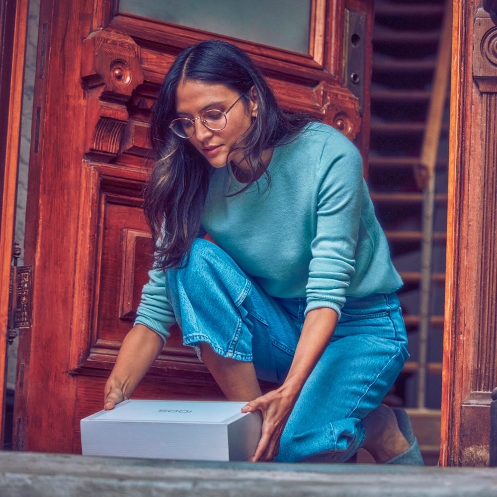 woman receives IQOS package on her door woman receives IQOS package on her door