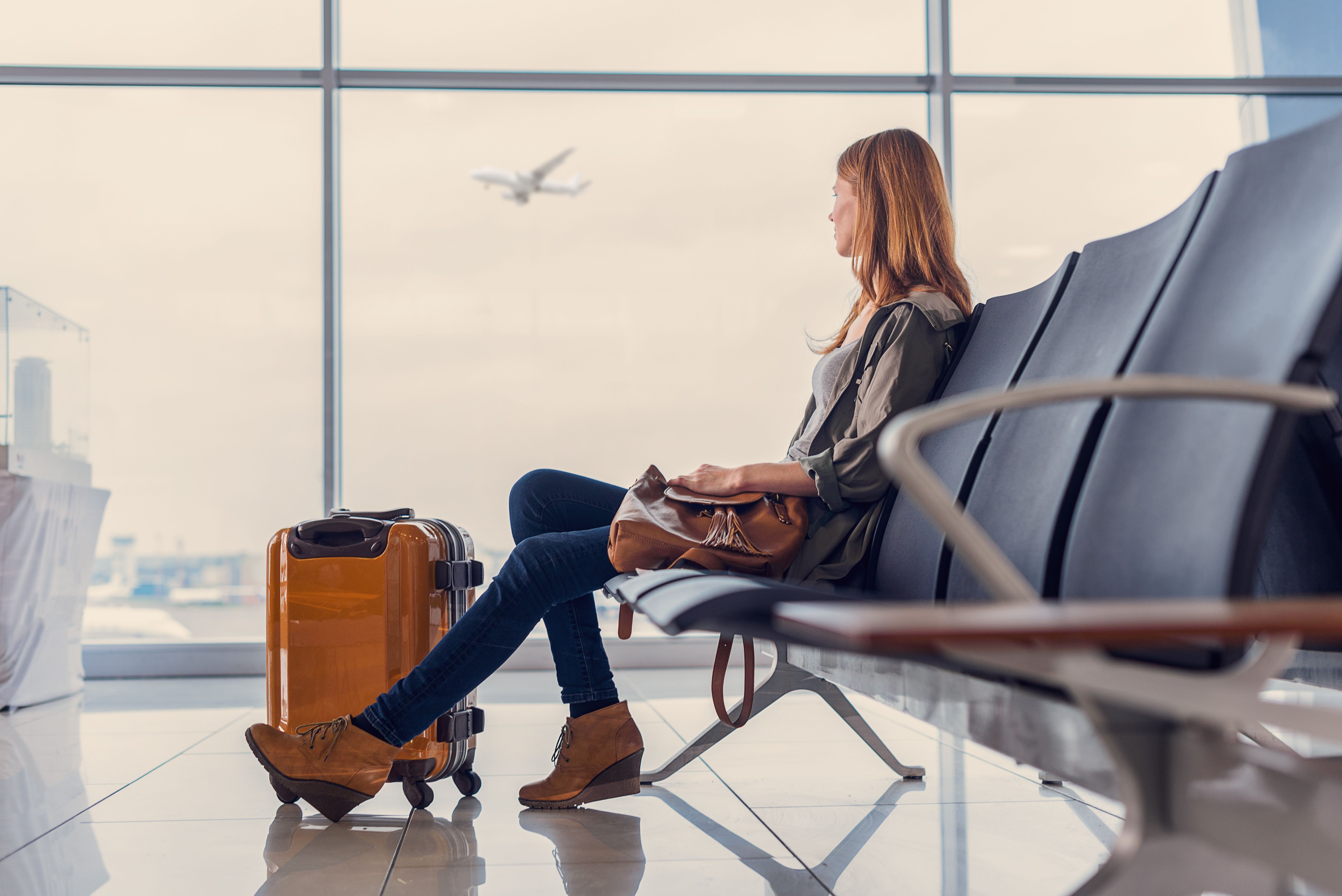 What are the airport smoking lounge rules?